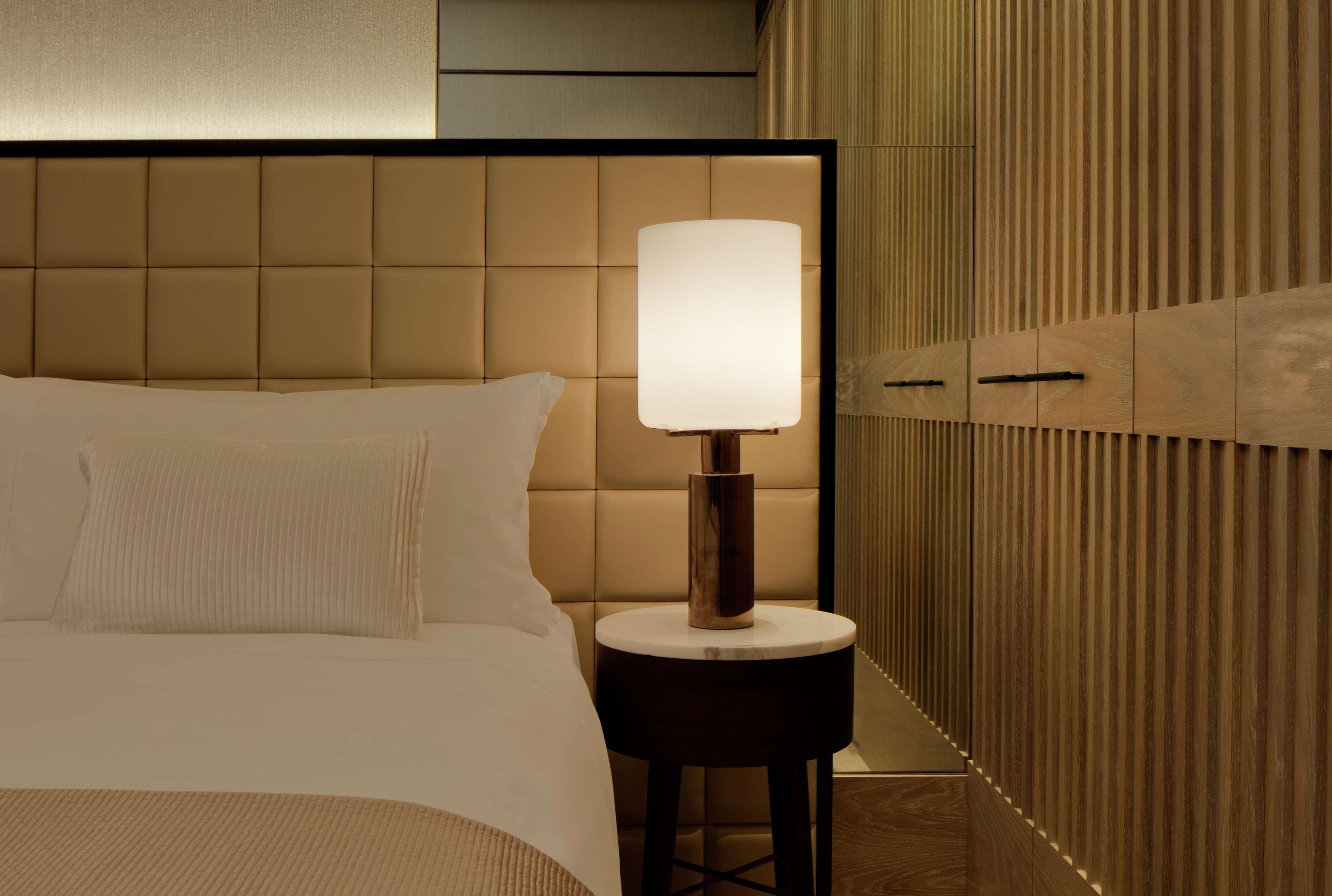 วัลดอร์ฟ แอสทอเรีย ดูไบ อินเตอร์เนชั่นแนล ไฟแนนเชียล เซ็นเตอร์ Hotel ภายนอก รูปภาพ A table lamp